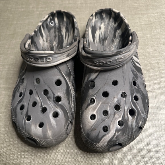 Crocs Classic Camo Grey Marble Clogs Men’s 7 / Women’s 9 - Picture 2 of 8